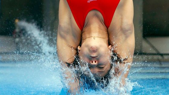 Salto, vrut a průnik hladinou. Na plaveckém šampionátu se skákalo do vody