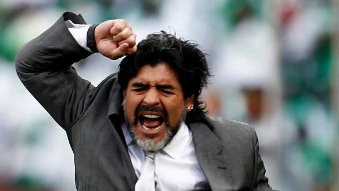Podívejte se co umí nový Maradona - je mu 50 let a váží 120 kilogramů