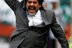 VIDEO Maradona kopl fanouška do ruky. Kazil mu snímek