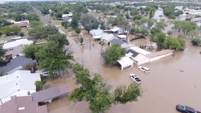 Pohled z dronu ukazuje zaplavené domy po přívalových deštích, které rozpoutaly bleskové záplavy podél řeky Guadalupe v San Angelu v Texasu.