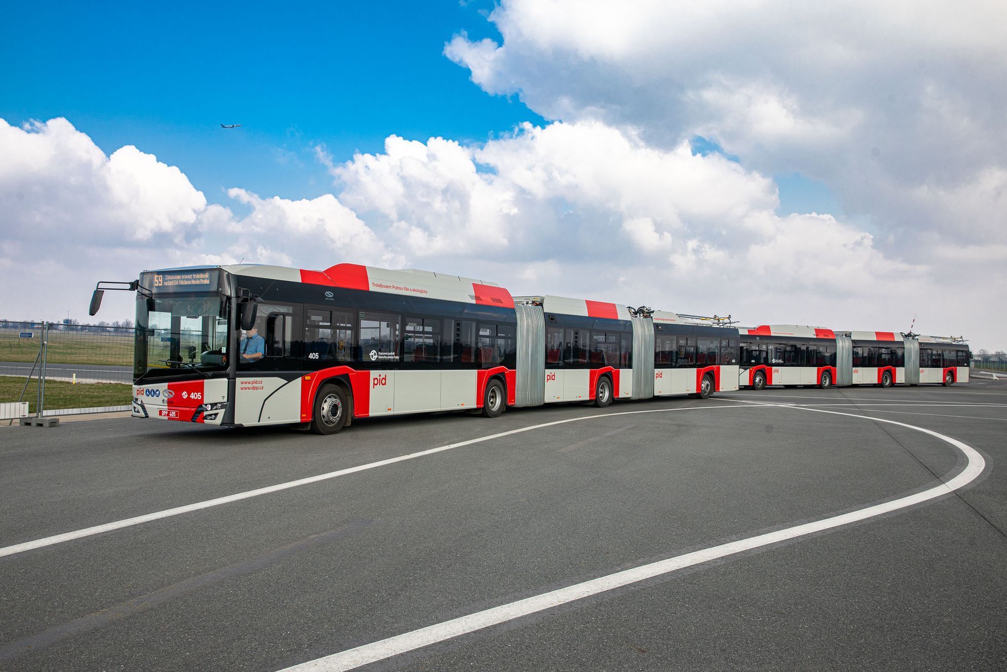 Trolejbusy Škoda Solaris 24, které jezdí z pražského letiště na lince 59