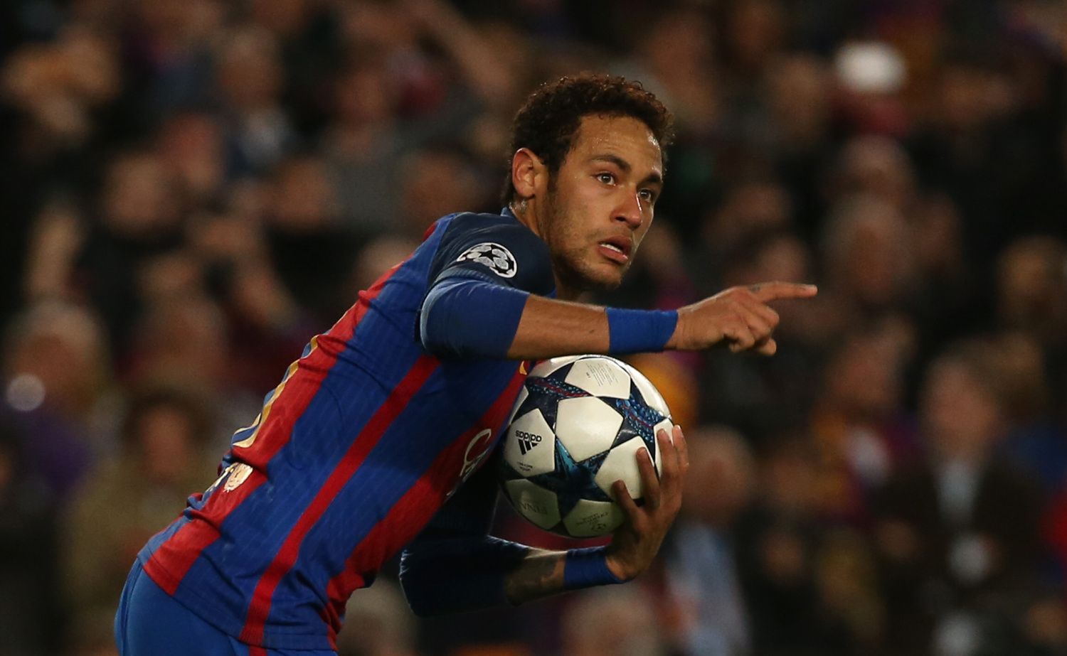 LM, Barcelona- Paris St Germain: Neymar slaví gól na 5:1 z penalty