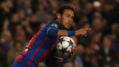 LM, Barcelona- Paris St Germain: Neymar slaví gól na 5:1 z penalty