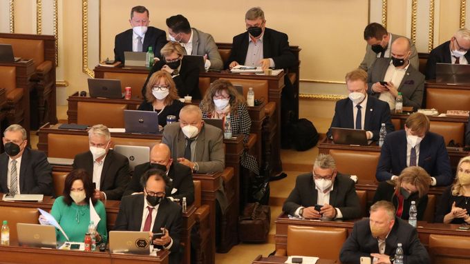 Pohled do parlamentních lavic hnutí ANO, jehož poslanci  čekají, co udělá s kandidátkami do voleb předseda Andrej Babiš a další členové vedení.