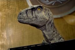 Špičkově animovaný dinosaurus vtrhnul do OSN. Vtipkoval a mrazivě „setřel“ lidstvo