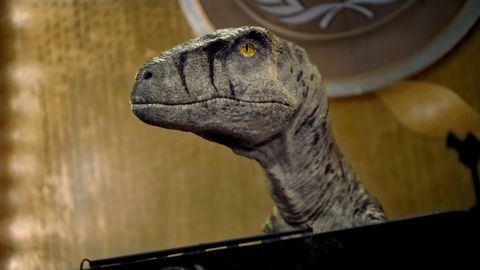 Špičkově animovaný dinosaurus vtrhnul do OSN. Vtipkoval a mrazivě „setřel“ lidstvo