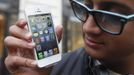 Anthony Fletch from Paris poses with his iPhone 5 after being the first customer at an Apple store in Paris September 21, 2012. Apple Inc's iPhone 5 hit stores around the globe on Friday, with fans snapping up the device that is expected to fuel a huge holiday quarter for the consumer giant. REUTERS/Jacky Naegelen (FRANCE - Tags: BUSINESS TELECOMS) Published: Zář. 21, 2012, 9:20 dop.