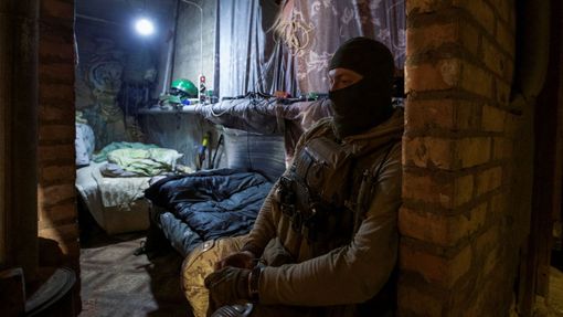 Pohled do úkrytu příslušníků ukrajinské 24.mechanizované brigády, která brání Bachmut.
