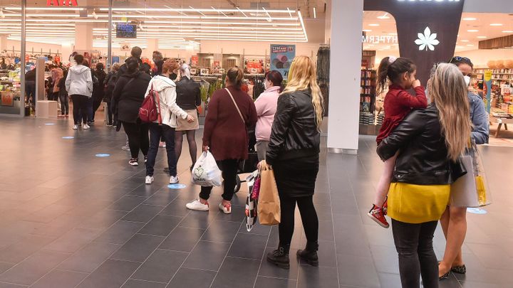 Otevřené obchody přilákaly po měsících davy. Někde se dokonce tvořily dlouhé fronty; Zdroj foto: ČTK