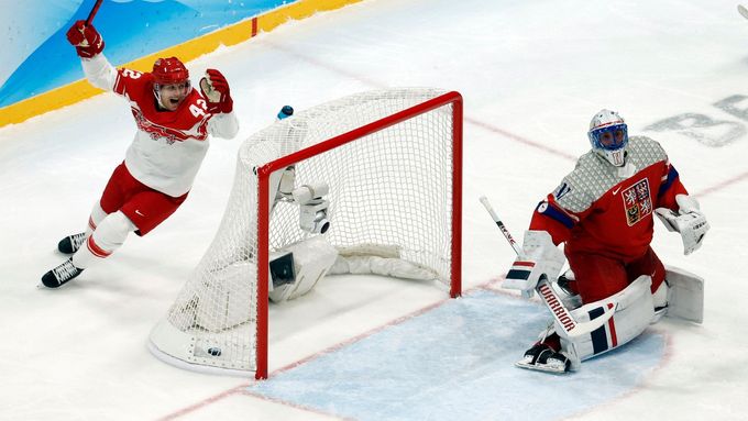 Dánové slaví svůj první hokejový gól na olympijských hrách.