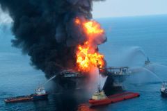 Po explozi ropné plošiny uniká do Mexického zálivu ropa