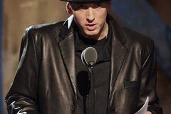 Nedospělý Eminem reprízuje násilí, urážky a obscenity