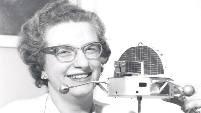 Astronomka NASA Nancy Romanová s modelem orbitální solární observatoře.