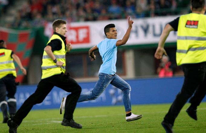 V přátelském zápase Rakousko - Turecko vniknul na hrací plochu fanoušek