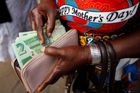 Zimbabwe zavádí hotovost na příděl. S inflací bojuje bankovkami s nízkou hodnotou