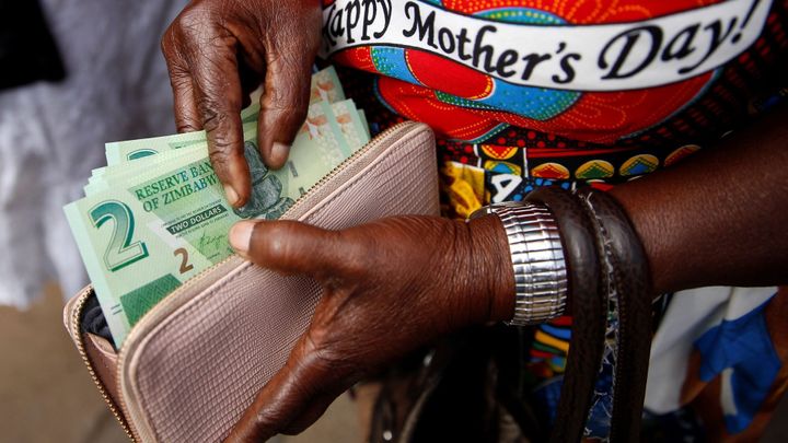 Zimbabwe zavádí hotovost na příděl. S inflací bojuje bankovkami s nízkou hodnotou