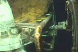 To je on. Podmořský robot, který má zkrotit tryskající ropu.