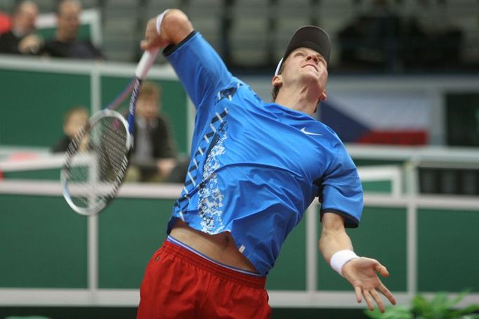 Tomáš Berdych podává.