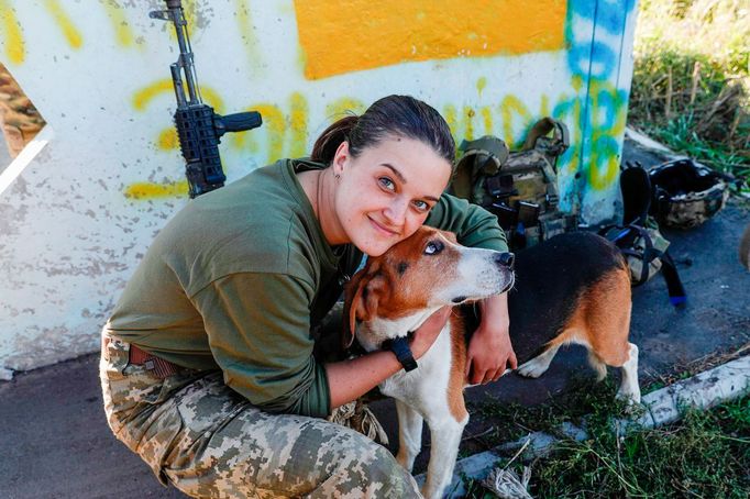 Fotografie ženy sloužící během ruské invaze na Ukrajinu v ukrajinské armádě. Datum pořízení snímku: 11. 11. 2022.