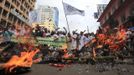 Bangladeshi Muslims shout slogans after burning a mock coffin of U.S President Barack Obama during a protest in front of the National Mosque in Dhaka September 21, 2012. About 10,000 Bangladeshi Muslims participated in demonstrations after Friday prayers in Bangladesh's capital against an anti-Islam film made in the U.S. and also against cartoons mocking the Prophet Mohammad published on Wednesday in a French magazine. REUTERS/Andrew Biraj (BANGLADESH - Tags: RELIGION POLITICS CIVIL UNREST) Published: Zář. 21, 2012, 10:49 dop.