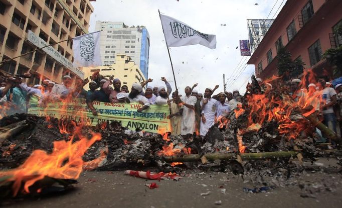 Bangladeshi Muslims shout slogans after burning a mock coffin of U.S President Barack Obama during a protest in front of the National Mosque in Dhaka September 21, 2012. About 10,000 Bangladeshi Muslims participated in demonstrations after Friday prayers in Bangladesh's capital against an anti-Islam film made in the U.S. and also against cartoons mocking the Prophet Mohammad published on Wednesday in a French magazine. REUTERS/Andrew Biraj (BANGLADESH - Tags: RELIGION POLITICS CIVIL UNREST) Published: Zář. 21, 2012, 10:49 dop.