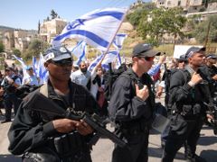 Židovští extremisté pochodují pod dozorem policie ve východním Jeruzalémě.