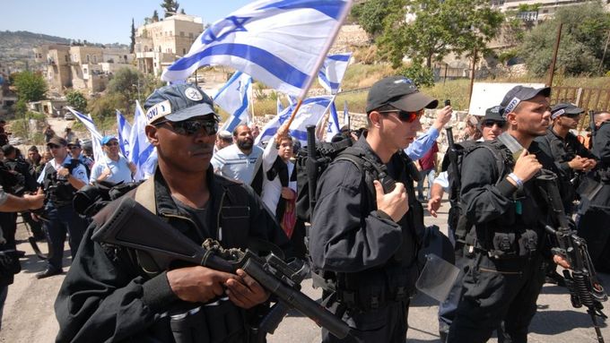 Židovští extremisté pochodují pod dohledem policie