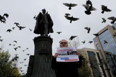 Demonstrace v Moskvě pokračují individuálními protesty, obešly se bez incidentů