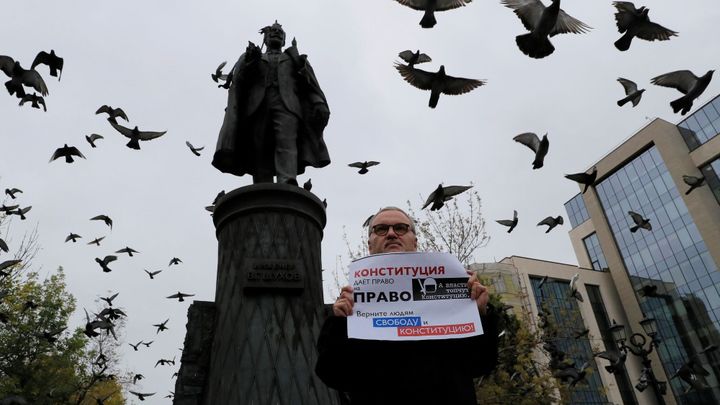 Demonstrace v Moskvě pokračují individuálními protesty, policie zatím nezasahuje