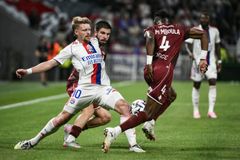 Češi váleli za Lyon. Šulc nahrál na vítězný gól, Karabec skóroval