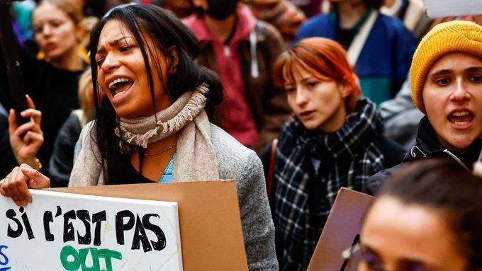 Žena drží transparent s nápisem: "Když to není ano, je to ne“ během demonstrace proti genderově podmíněnému násilí.