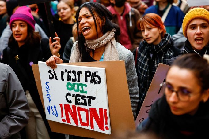 Žena drží transparent s nápisem: "Když to není ano, je to ne“ během demonstrace proti genderově podmíněnému násilí.