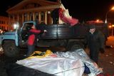 Stany, které zbyly po demonstrantech, odvezli pracovníci radnice v nákladních autech