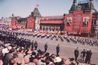Pohled na Rudé náměstí 9. května roku 1963. Byla to předposlední Chruščovova přehlídka. V říjnu 1964 jej svrhl a nahradil Leonid Brežněv.