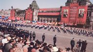 Pohled na Rudé náměstí 9. května roku 1963. Byla to předposlední Chruščovova přehlídka. V říjnu 1964 jej svrhl a nahradil Leonid Brežněv.