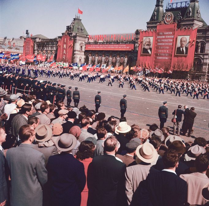 Vojenská přehlídka na Rudém náměstí v Moskvě ke Dni vítězství. Rok 1963