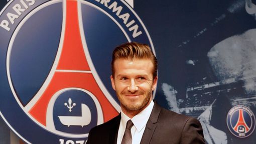 Anglický fotbalový záložník David Beckham na tiskové konferenci potvrzuje své angažmá v Paris St. Germain