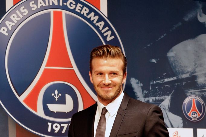 Anglický fotbalový záložník David Beckham na tiskové konferenci potvrzuje své angažmá v Paris St. Germain