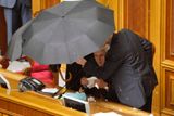 Předsedu parlamentu Lytvyna chránily před vajíčky deštníky.