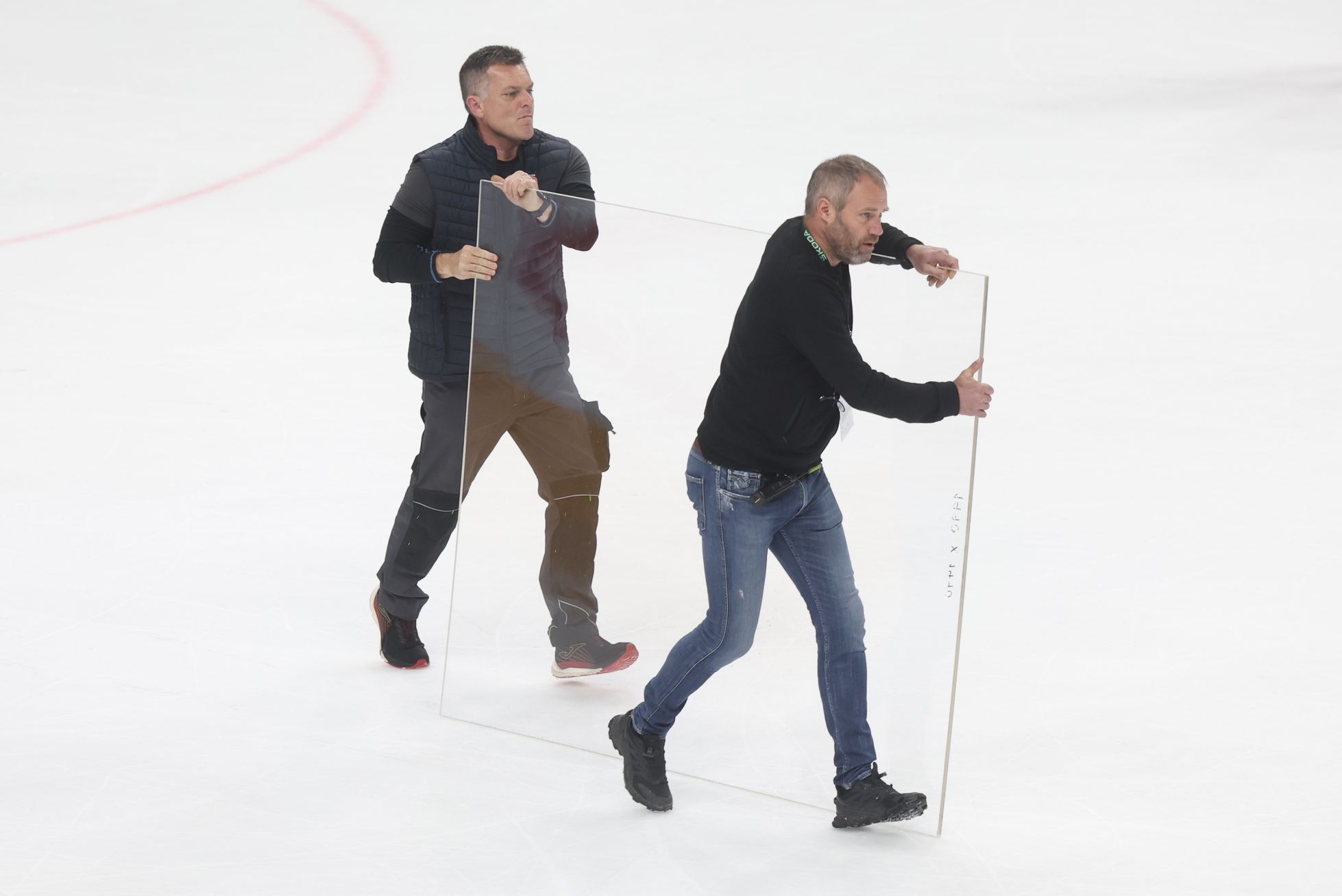 Oprava plexiskla během finále MS 2024 Česko - Švýcarsko