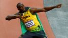 Jamajský sprinter Usain Bolt se raduje z vítězství ve finále na 100 metrů během OH 2012 v Londýně.