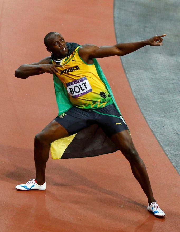 Jamajský sprinter Usain Bolt se raduje z vítězství ve finále na 100 metrů během OH 2012 v Londýně.