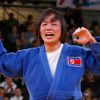 Jihokorejská judistka Kum Ae Anová slaví vítězství ve finále kategorie do 52 kg nad Kubánkou Yanet Bermoyovou na OH 2012 v Londýně.