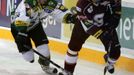 Hokejista klubu HC Sparta Praha Petr Tenkrát (vpravo) v prvním kole hokejové Tipsport extraligy 2012/13 s Energií Karlovy Vary.