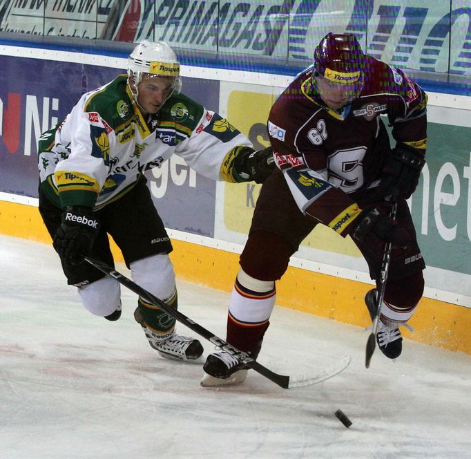 Hokejista klubu HC Sparta Praha Petr Tenkrát (vpravo) v prvním kole hokejové Tipsport extraligy 2012/13 s Energií Karlovy Vary.