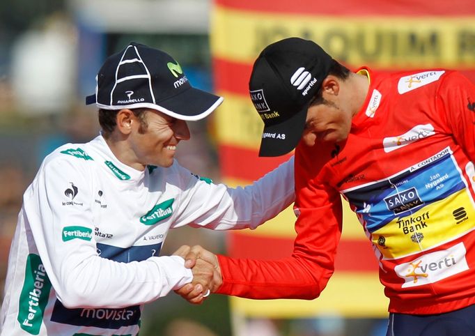 Španělský cyklista Alberto Contador (uprostřed) slaví vítězství ve Vueltě 2012 po poslední etapě 2012. Vlevo je druhý Alejandro Valverde.