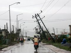 Na Kubě dosahoval vítr v hurikánu rychlosti 240 km/h. Silnice v Los Palacios