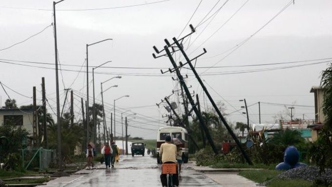 Na Kubě dosahoval vítr v hurikánu rychlosti 240 km/h. Silnice v Los Palacios