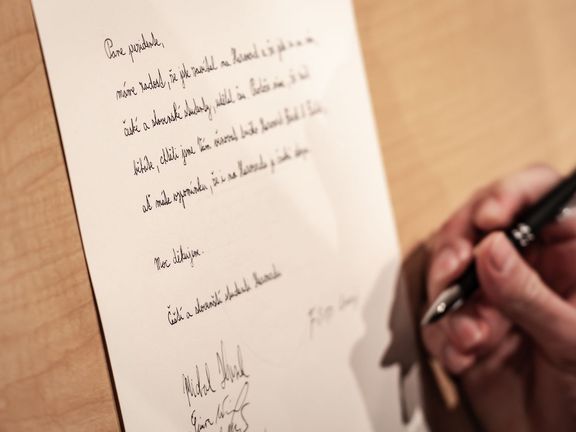 Čeští studenti z Harvardské univerzity si přichystali pro prezidenta dárek i ručně psaný dopis.