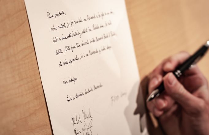 Čeští studenti z Harvardské univerzity si přichystali pro prezidenta dárek i ručně psaný dopis.
